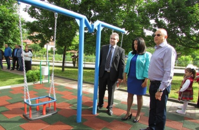 Народният представител Пламен Нунев и министър Лиляна Павлова откриха нова детска площадка в Бяла