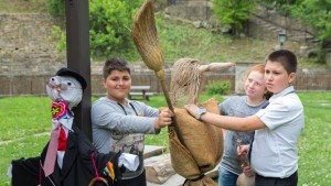 Някои деца научават какво е плашило от дядо и баба