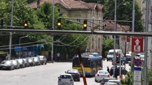 Монтират предпазни съоръжения на паркинга между Общината и БТК