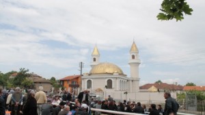 Повече от две хиляди души присъстваха на откриването на джамия