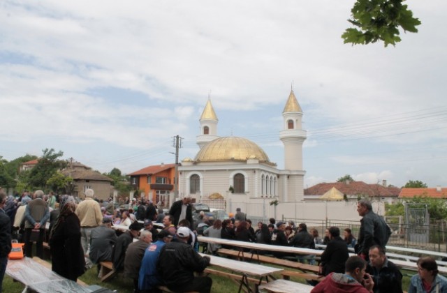 Повече от две хиляди души присъстваха на откриването на джамия в кв. Разбойна на Търговище