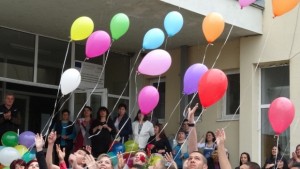 18 разноцветни балони излетяха с випуск 2016 в Стралджа