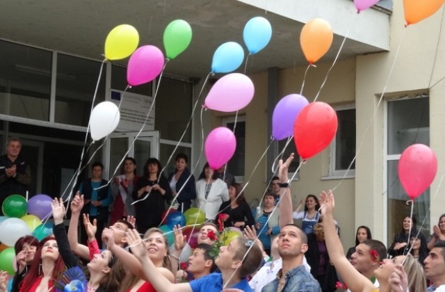 18 разноцветни балони излетяха с випуск 2016 в Стралджа
