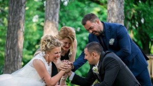 Сгодените на летище Лора и Даниел Ангелови си казаха Да