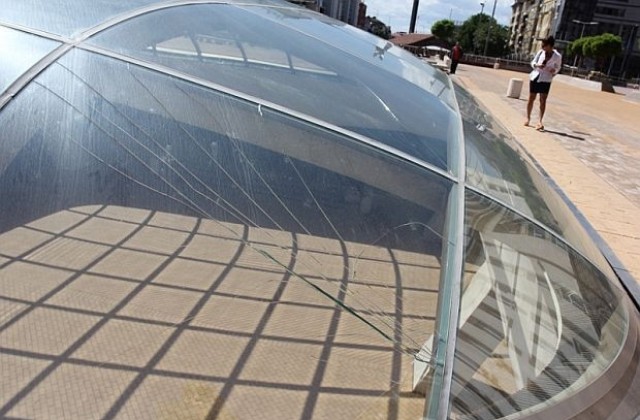 Стъкло от купола на Ларгото в София се напука