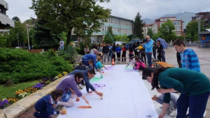 Деца се включиха в арт работилницата Цветни през май в