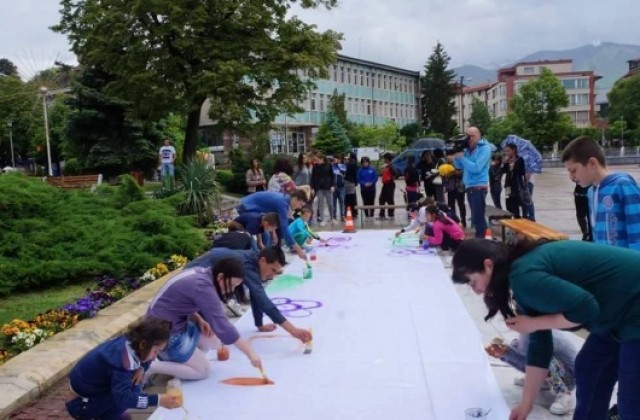 Деца се включиха в арт работилницата „Цветни през май в Дупница