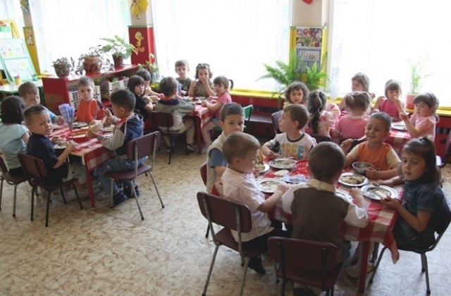 Детските градини се увеличават - децата в тях намаляват