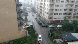 Градушка се изсипа над София ВИДЕО