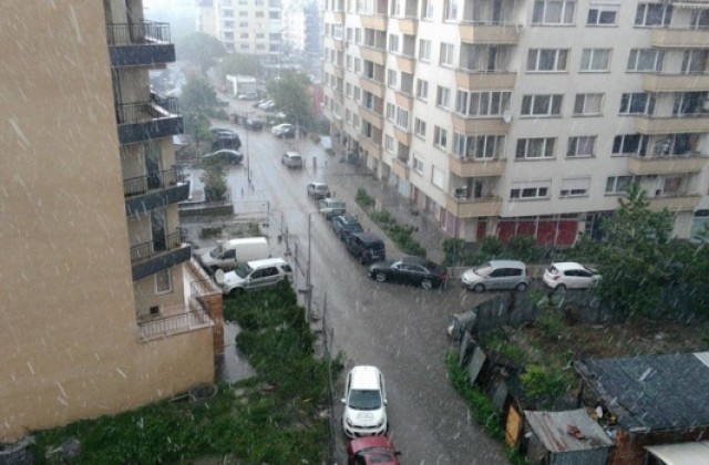 Градушка се изсипа над София (ВИДЕО)