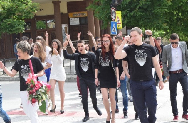 Горнооряховски абитуриенти се присъединиха към инициативата „С тениска на бал”