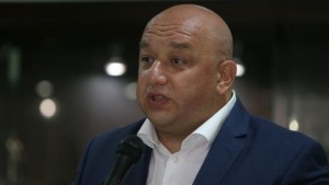 Спортният министър дарява инвалидни колички на баскетболисти с увреждания