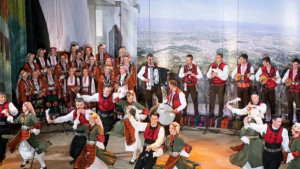 Президентът удостои с почетен знак Неврокопския ансамбъл