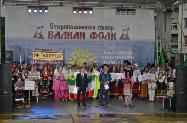 8000 фолклорни изпълнители се надпяват във Велико Търново
