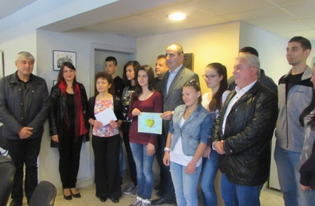 Цветанов дари 3200 лв. на ученици за патриотичен поход, децата му връчиха грамота Златно сърце