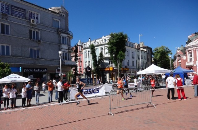 Италианец и кенийка спечелиха Международен маратон Варна (СНИМКИ)