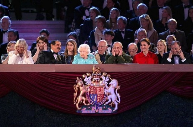 Кралица Елизабет отпразнува юбилея си с бляскаво конно шоу (ВИДЕО)