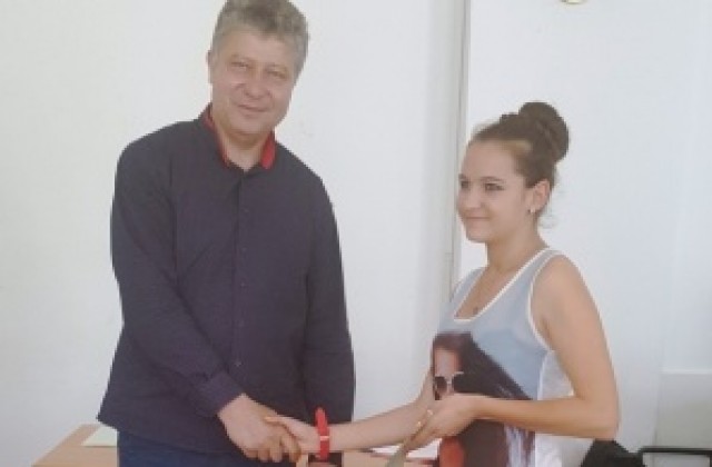 Ученици от ромски произход получиха стипендии