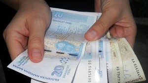 Средната заплата е 952 лева