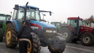 Трактор се преобърна пострада 42годишен мъж