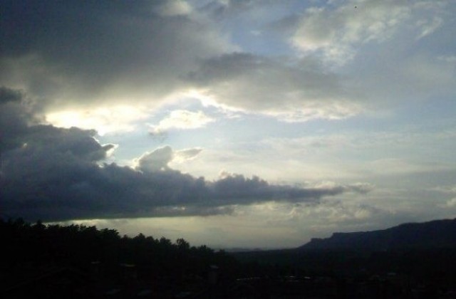 Времето на 17 май: Разкъсана облачност