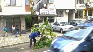Как се обезопасява дупка на пътя с подръчни средства