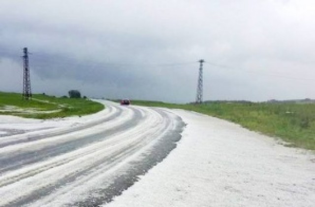 Страшна градушка се изсипа в Карнобатско