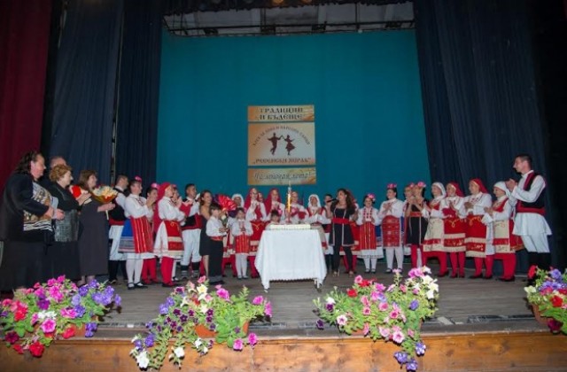 Клубът за народни танци и хора в Ресен стана на една година