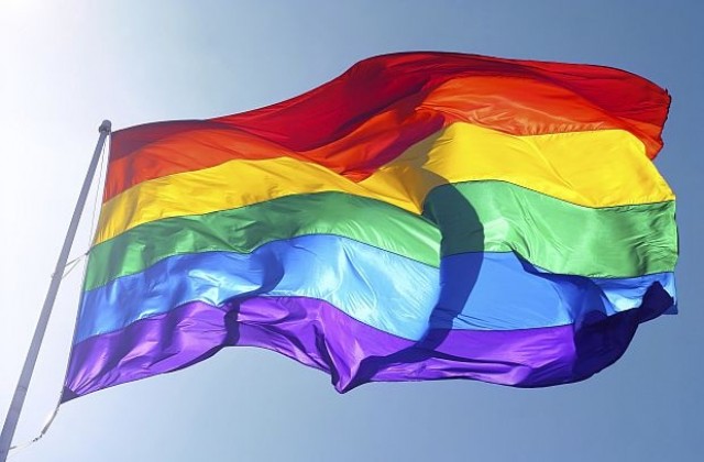 МИ-6 издигна флаг с цветовете на дъгата за Деня срещу хомофобията