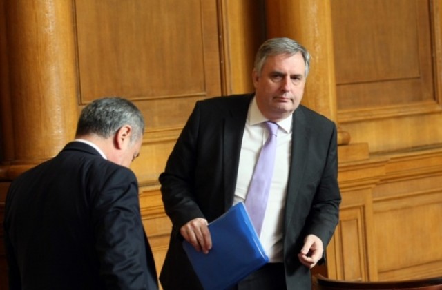 Калфин: Социалната политика не трябва да замества доходите от труд