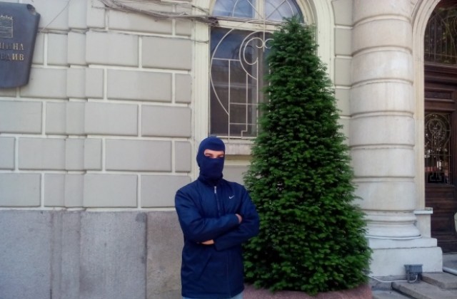 Млад пловдивчанин сложи маска на лицето си в знак на протест срещу бурките