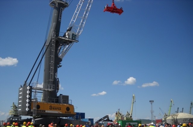Най-големият кран на Балканския полуостров вече е на варненското пристанище (СНИМКИ+ВИДЕО)
