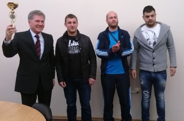 Ректорът на ЮЗУ получи завоюваните медали от студентите спортисти