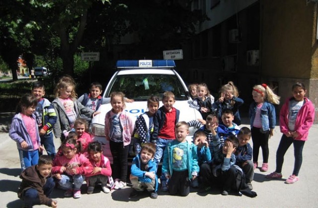 Деца гостуваха на силистренските полицаи