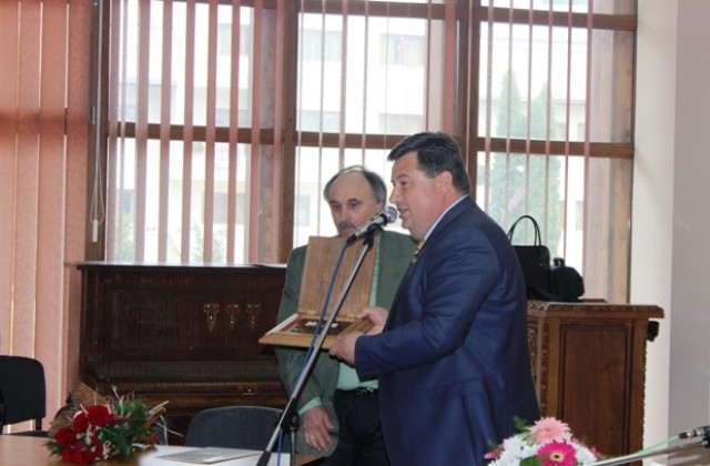 Д-р Боньо Ботев беше удостоен със званието „почетен гражданин“ на Трявна