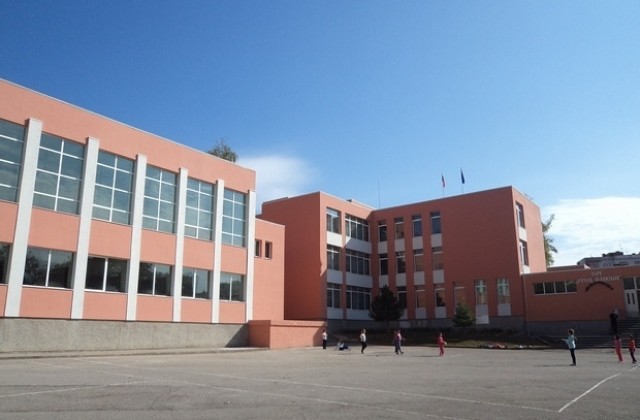 Момче губи съзнание след ритници в главата