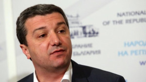Драгомир Стойнев Правителството раздава държавни активи явно като за последно
