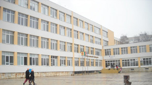 Зрелостници и седмокласници държат втори изпит днес