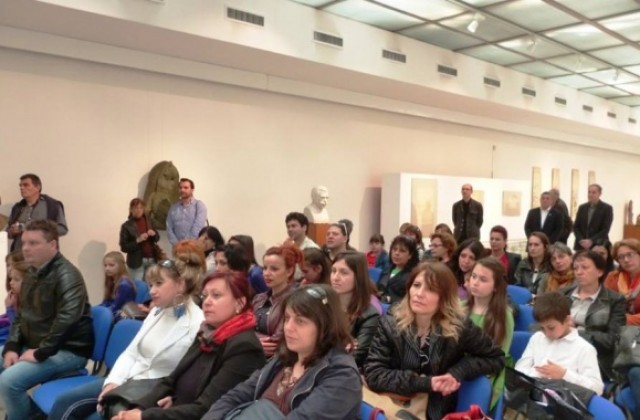 Дариха книги на Регионалната библиотека и ОУ Св. Паисий Хилендарски- Кюстендил