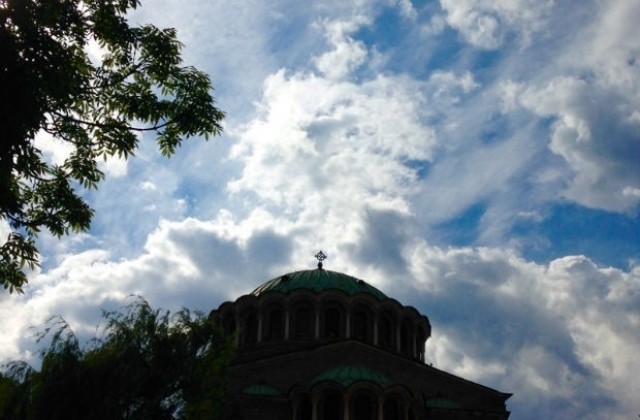 Времето на 21 май: Облачно и дъждовно