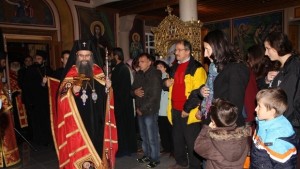 Митрополит Николай освещава параклиса Св Трифон в парк Кенана