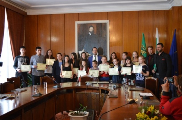 Кмет награди ученици