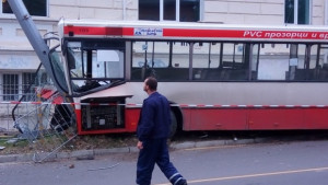 Автобус се блъсна в стълб във Варна пострадаха хора