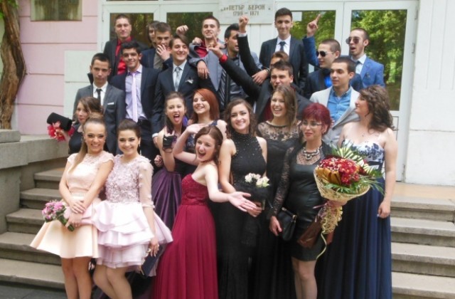 74 абитуриенти на бала на Езикова гимназия в Кюстендил