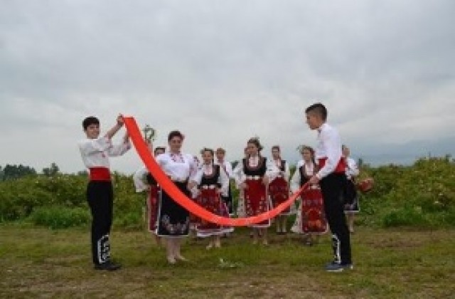 Първи ритуал на розобер във Фестивала на розата – 2016 в с.Ръжена