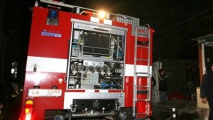 Пожарникари гасиха запалена къща в Дряново