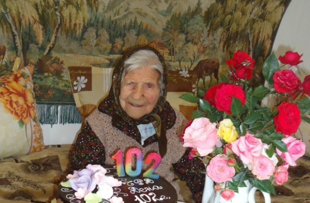 ГЕРБ - Твърдица поздрави 102-годишна рожденичка от село Сборище