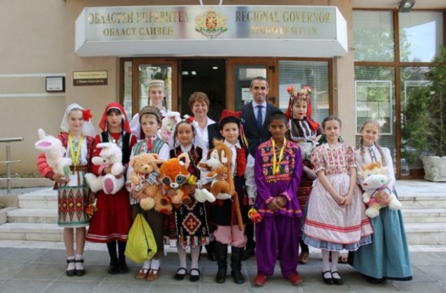 Областният управител приветства децата от Международния детски фолклорен танцов фестивал