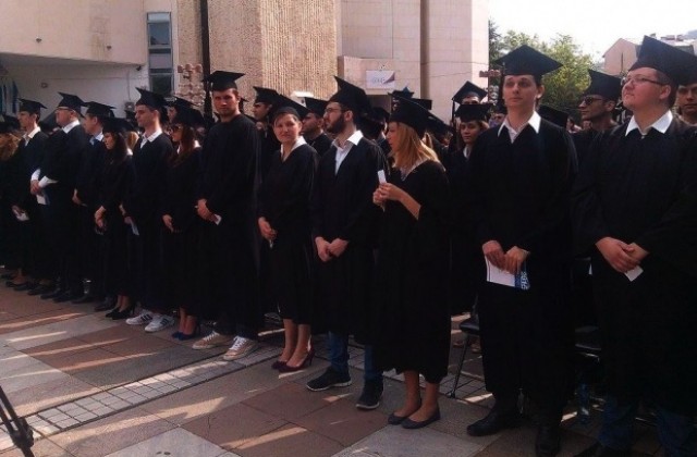 Абсолвентите от АУБ получиха дипломи в присъствието на посланик и министър