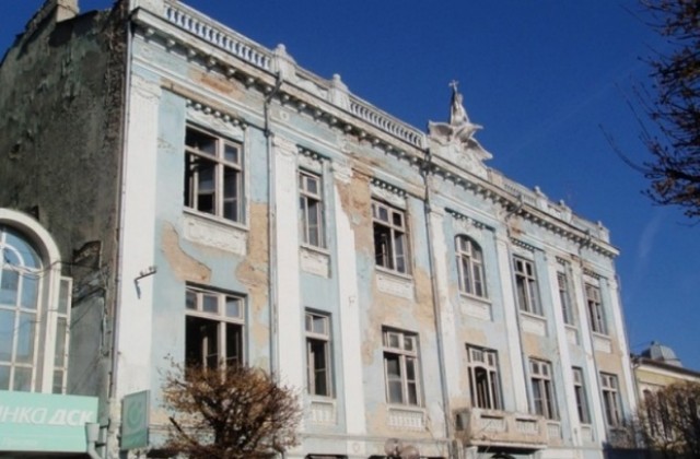Сграда във Варна, обявена за архитектурно наследство, тъне в разруха